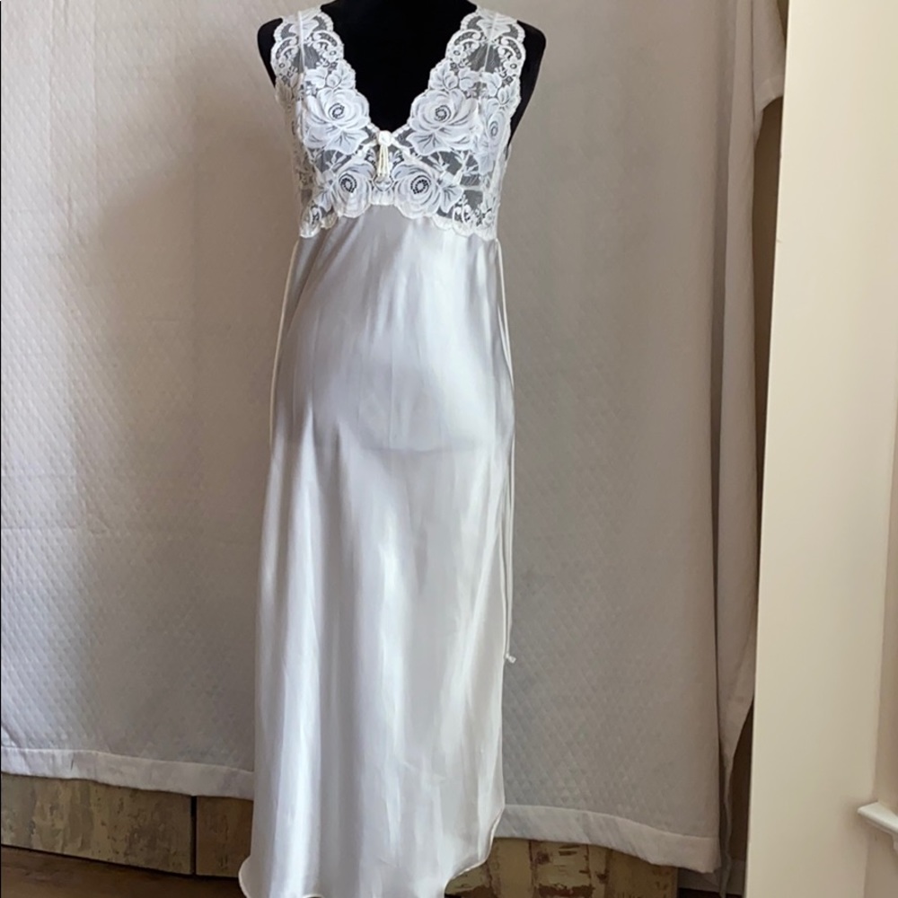 Vintage Classic White Lingerie w/ sheer back Sz S